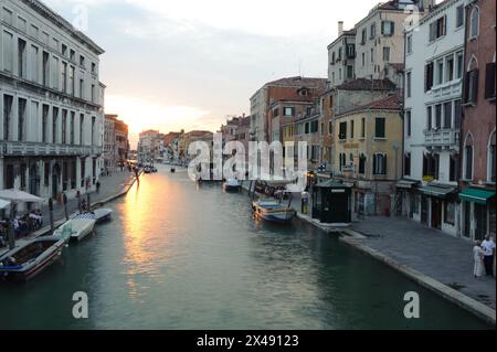 VENEZIA - 12 GIUGNO 2011: Edifici lungo il canale, il 12 GIUGNO 2011 a Venezia, Italia . Più di 20 milioni di turisti vengono a Venezia ogni anno. Foto Stock