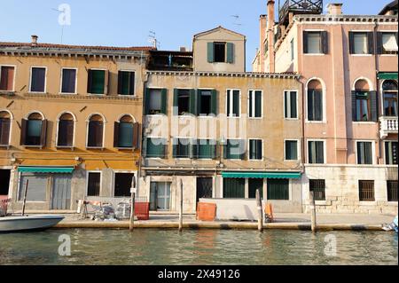 VENEZIA - 12 GIUGNO 2011: Edifici lungo il canale, il 12 GIUGNO 2011 a Venezia, Italia . Più di 20 milioni di turisti vengono a Venezia ogni anno. Foto Stock