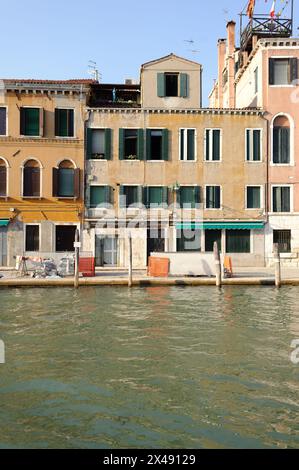 VENEZIA - 12 GIUGNO 2011: Edifici lungo il canale, il 12 GIUGNO 2011 a Venezia, Italia . Più di 20 milioni di turisti vengono a Venezia ogni anno. Foto Stock