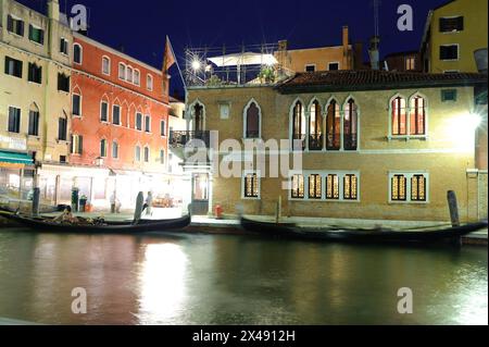 VENEZIA - 12 GIUGNO 2011: Edifici lungo il canale, il 12 GIUGNO 2011 a Venezia, Italia . Più di 20 milioni di turisti vengono a Venezia ogni anno. Foto Stock