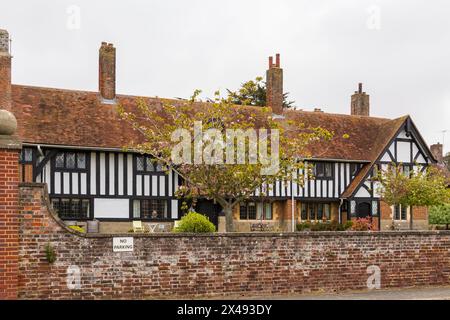 Almshouses a Thorpeness, Suffolk, Regno Unito, ad aprile Foto Stock