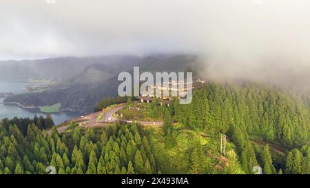 Ripresa aerea abbandonata dall'hotel Monte Palace nelle Azzorre, Sao Miguel. Portogallo Foto Stock