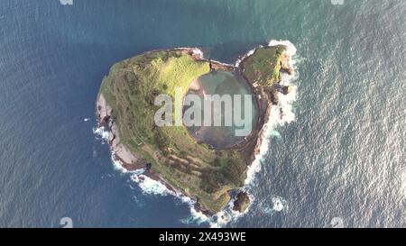 4k ripresa aerea dell'isola vulcanica di Vila Franca do campo nell'oceano atlantico, San Miguel, Azzorre, Portogallo. Video Drone che vola sopra l'isolotto vulcanico Foto Stock