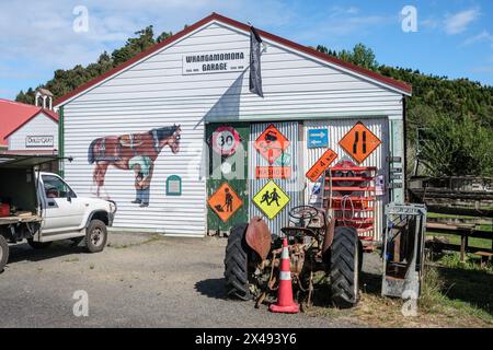 Il Whangamomona Garage è stato fondato nel 1928 ed era un ex negozio di fabbri - Forgotten World Highway, North Island, nuova Zelanda Foto Stock