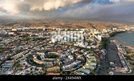 Vista dall'alto di Maspalomas. Vista aerea dell'isola di Gran Canaria. L'oceano incontra le dune di sabbia. Isole Canarie, Spagna Foto Stock