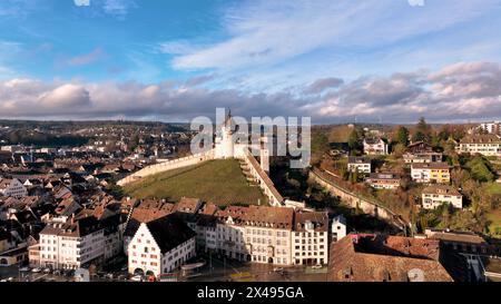 Riprese aeree del drone della città vecchia di Sciaffusa sul fiume Reno nella Svizzera orientale Foto Stock