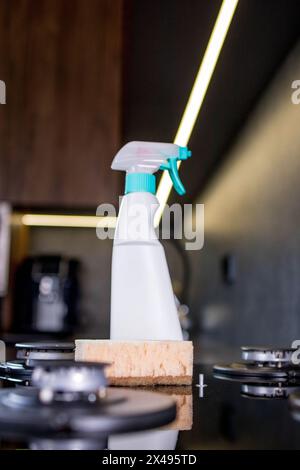 Spugna Orenge e strumenti per la cottura a gas in cucina. Foto Stock