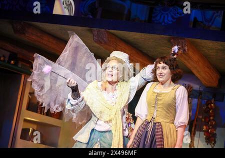 l-r: Pauline Collins (Fairy Godmother), Madeleine Worrall (Cenerentola) in CENERENTOLA di Stephen Fry all'Old Vic Theatre di Londra SE1 09/12/2007 musica: Anne Dudley design: Stephen Brimson Lewis illuminazione: Tim Mitchell coreografia: Francesca Jaynes regista: Fiona Laird Foto Stock