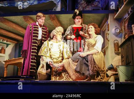 Taking the Slipper - l-r: Sandi Toksvig (Narrator), Daniel Robinson (Herald), Debbie Chazen (Candida), Madeleine Worrall (CENERENTOLA) in CENERENTOLA di Stephen Fry all'Old Vic Theatre di Londra SE1 09/12/2007 musica: Anne Dudley design: Stephen Brimson Lewis illuminazione: Tim Mitchell coreografia: Francesca Jaynes regista: Fiona Laird Foto Stock