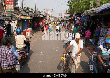 Zona Bazaar vicino alla stazione ferroviaria. Bagnan, Howrah, Bengala Occidentale, India. Foto Stock