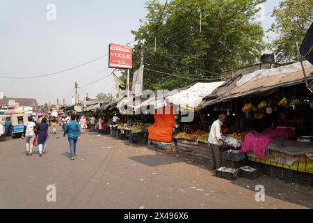 Zona Bazaar vicino alla stazione ferroviaria. Bagnan, Howrah, Bengala Occidentale, India. Foto Stock