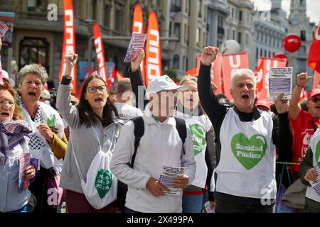 Madrid, Madrid, Spagna. 1 maggio 2024. Manifestazione in occasione della giornata del lavoro a Madrid con la partecipazione di diversi ministri, sindacati CCOO (Comisiones Obreras) e UGT (UniÃ³n General de Trabajadores) e migliaia di persone. Il manifesto di questo 1° maggio è stato "per la piena occupazione: Ridurre l'orario di lavoro, migliorare i salari" (Credit Image: © Victoria Herranz/ZUMA Press Wire) SOLO USO EDITORIALE! Non per USO commerciale! Foto Stock