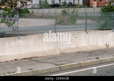 la recinzione con griglia metallica in acciaio. Dettaglio della griglia realizzato con una struttura resistente e solida per aumentare la sicurezza dell'area. notizie sul confine Foto Stock