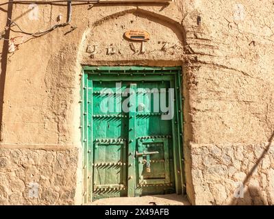 Porte tradizionali nel vecchio villaggio di al Hamra, Oman Foto Stock