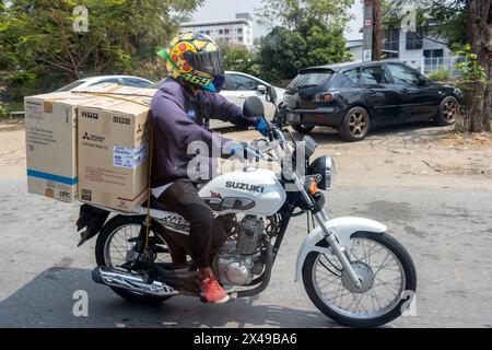 SAMUT PRAKAN, THAILANDIA, FEB 26 2024, trasporto di merci in scatole di carta Foto Stock