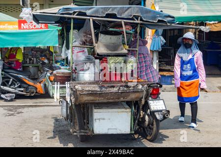 SAMUT PRAKAN, TAILANDIA, FEB 26 2024, vendita di carne alla griglia per strada Foto Stock