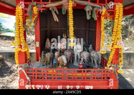 La figura decorativa si trova all'interno di una casa fantasma in un tempio buddista, in Thailandia Foto Stock