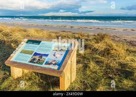 Gott Bay, Isola di Tiree, Ebridi interne, Scozia, marzo 26 2024. Bacheca informativa a Gott Bay, sull'isola di Tiree, con la spiaggia delle onde dalla cima bianca c Foto Stock