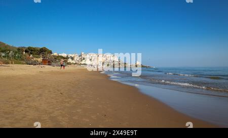 La bellissima spiaggia di Sperlonga in primavera, sullo sfondo il piccolo villaggio di Sperlonga (LT) in Italia. Foto Stock