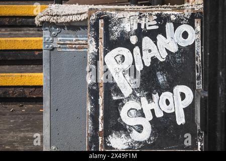 Segno di un negozio di pianoforte al Camden Market di Londra, Inghilterra Foto Stock