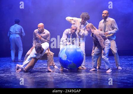 Folia, uno spettacolo di danza contemporanea dove musica hip-hop, classica e barocca si fondono meravigliosamente al 1001 Notes Festival di Limoges. Sul palco, ballerini Foto Stock