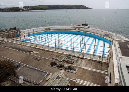 Strisce dipinte di fresco fanno parte di un più ampio progetto di ristrutturazione presso l'iconico art deco TInside Lido di Plymouth, sulla riva del Plymouth Sound. Foto Stock