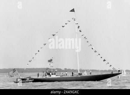 L'AMERICAS CUP YACHT ENDEAVOR DEL 1934 NAVIGA NEL SOLENT DOPO ESSERE STATO RESTAURATO E RICOSTRUITO. 1989 PIC MIKE WALKER 1989 Foto Stock