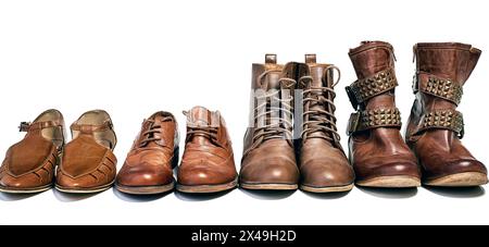 Stivali, moda e studio per calzature, casual e in pelle su sfondo bianco di fila. Paio di scarpe militari e accessori per l'abbigliamento invernale Foto Stock