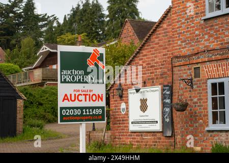 Cookham Dean, Regno Unito. 1 maggio 2024. Il pub e ristorante Chequers, classificato Grade II, nel villaggio di Cookham Dean, nel Berkshire, ha chiuso. Il motivo della chiusura dell'azienda è sconosciuto. Un'asta online per l'edificio e il terreno avrà luogo il 5 giugno 2024. La guida ai prezzi è di 1 milione di sterline ed è elencata come "Una sostanziale ex casa pubblica che offre il potenziale per trasformarsi in una splendida casa di famiglia grande o per sviluppare il sito, in base alla pianificazione". Crediti: Maureen McLean/Alamy Live News Foto Stock