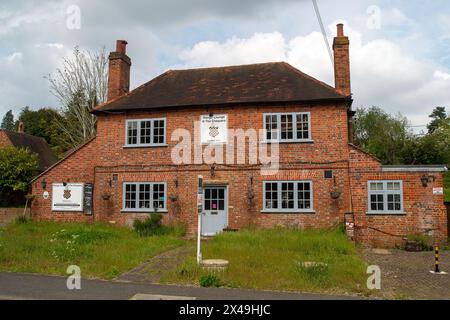 Cookham Dean, Regno Unito. 1 maggio 2024. Il pub e ristorante Chequers, classificato Grade II, nel villaggio di Cookham Dean, nel Berkshire, ha chiuso. Il motivo della chiusura dell'azienda è sconosciuto. Un'asta online per l'edificio e il terreno avrà luogo il 5 giugno 2024. La guida ai prezzi è di 1 milione di sterline ed è elencata come "Una sostanziale ex casa pubblica che offre il potenziale per trasformarsi in una splendida casa di famiglia grande o per sviluppare il sito, in base alla pianificazione". Crediti: Maureen McLean/Alamy Live News Foto Stock