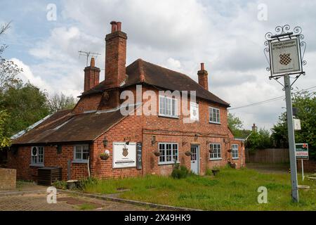 Cookham Dean, Regno Unito. 1 maggio 2024. Il pub e ristorante Chequers, classificato Grade II, nel villaggio di Cookham Dean, nel Berkshire, ha chiuso. Il motivo della chiusura dell'azienda è sconosciuto. Un'asta online per l'edificio e il terreno avrà luogo il 5 giugno 2024. La guida ai prezzi è di 1 milione di sterline ed è elencata come "Una sostanziale ex casa pubblica che offre il potenziale per trasformarsi in una splendida casa di famiglia grande o per sviluppare il sito, in base alla pianificazione". Crediti: Maureen McLean/Alamy Live News Foto Stock