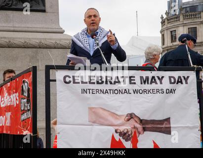 Londra, Regno Unito. 1 maggio 2024. Husam Zomlot - Ambasciatore in grande - Stato della Palestina e Ambasciatore della Palestina nel Regno Unito i membri dei sindacati e dei lavoratori partecipano all'annuale marcia del giorno di maggio e al raduno con discorsi a Trafalgar Square. la marcia attraverso il centro di Londra viaggia da Clerkenwell Green a Trafalgar Square. Celebra i diritti dei lavoratori e chiede condizioni e retribuzioni migliori. Crediti: Mark Thomas/Alamy Live News Foto Stock