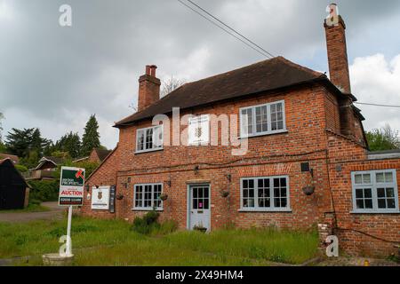 Cookham Dean, Regno Unito. 1 maggio 2024. Il pub e ristorante Chequers, classificato Grade II, nel villaggio di Cookham Dean, nel Berkshire, ha chiuso. Il motivo della chiusura dell'azienda è sconosciuto. Un'asta online per l'edificio e il terreno avrà luogo il 5 giugno 2024. La guida ai prezzi è di 1 milione di sterline ed è elencata come "Una sostanziale ex casa pubblica che offre il potenziale per trasformarsi in una splendida casa di famiglia grande o per sviluppare il sito, in base alla pianificazione". Crediti: Maureen McLean/Alamy Live News Foto Stock