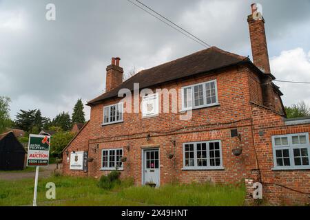 Cookham Dean, Regno Unito. 1 maggio 2024. Il pub e ristorante Chequers, classificato Grade II, nel villaggio di Cookham Dean, nel Berkshire, ha chiuso. Il motivo della chiusura dell'azienda è sconosciuto. Un'asta online per l'edificio e il terreno avrà luogo il 5 giugno 2024. La guida ai prezzi è di 1 milione di sterline ed è elencata come "Una sostanziale ex casa pubblica che offre il potenziale per trasformarsi in una splendida casa di famiglia grande o per sviluppare il sito, in base alla pianificazione". Crediti: Maureen McLean/Alamy Live News Foto Stock