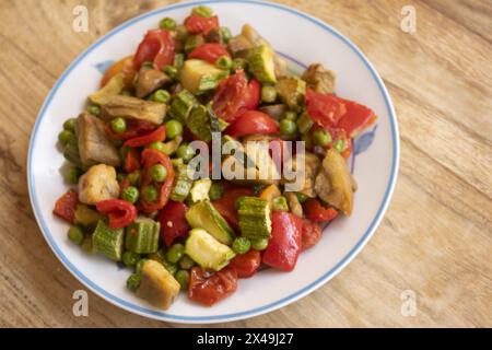 ratatouille colorata e cotta al forno con varietà di verdure Foto Stock