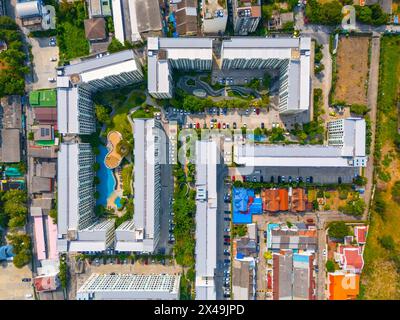 Complesso residenziale con piscina condominiale con vista aerea tra edifici bassi. Foto Stock