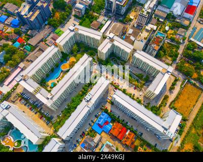 Complesso residenziale con piscina condominiale con vista aerea tra edifici bassi. Foto Stock