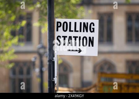 Londra, Regno Unito. 1° maggio 2024. Un segno che indica un posto elettorale in vista delle elezioni locali di domani a Westminster, Londra. Domani si terranno le elezioni locali in varie parti del Regno Unito, in cui si prevede che il partito conservatore al governo subirà un gran numero di perdite. (Foto di Tejas Sandhu/SOPA Images/Sipa USA) credito: SIPA USA/Alamy Live News Foto Stock