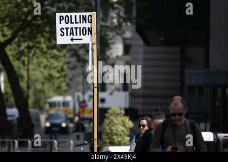 Londra, Regno Unito. 1° maggio 2024. La gente passa accanto a un cartello che indica un posto elettorale prima delle elezioni locali di domani a Westminster, Londra. Domani si terranno le elezioni locali in varie parti del Regno Unito, in cui si prevede che il partito conservatore al governo subirà un gran numero di perdite. (Foto di Tejas Sandhu/SOPA Images/Sipa USA) credito: SIPA USA/Alamy Live News Foto Stock