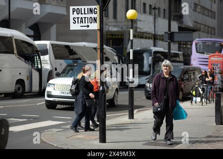 Londra, Regno Unito. 1 maggio 2024. La gente passa accanto a un cartello che indica un posto elettorale prima delle elezioni locali di domani a Westminster, Londra. Domani si terranno le elezioni locali in varie parti del Regno Unito, in cui si prevede che il partito conservatore al governo subirà un gran numero di perdite. (Immagine di credito: © Tejas Sandhu/SOPA Images via ZUMA Press Wire) SOLO PER USO EDITORIALE! Non per USO commerciale! Foto Stock