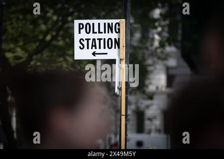 Londra, Regno Unito. 1 maggio 2024. Un segno che indica un posto elettorale in vista delle elezioni locali di domani a Westminster, Londra. Domani si terranno le elezioni locali in varie parti del Regno Unito, in cui si prevede che il partito conservatore al governo subirà un gran numero di perdite. (Immagine di credito: © Tejas Sandhu/SOPA Images via ZUMA Press Wire) SOLO PER USO EDITORIALE! Non per USO commerciale! Foto Stock