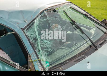 240501Unfall News ID: EN 2024-05-01-2 PKW überschlägt sich auf Landstraße Fahrerin vorsorglich in Klinik eingeliefert Oelsnitz/Erz. Auf der Pflockenstraße zwischen Oelsnitz und Zschocken Hat sich am Mittwochnachmittag gegen 16:30 Uhr ein Verkehrsunfall ereignet. Die Fahrerin eines Renault War in Richtung Zschocken unterwegs, als sie aus noch ungeklärter Ursache ausgangs einer langgezogenen Linkskurve die Kontrolle über ihren Wagen verlor. Der Wagen überschlug sich und kam anschließend auf den Rädern, im Seitengraben zum Stehen. Neben Polizei und Rettungsdienst, kamen auch Einsatzkräfte der Feu Foto Stock