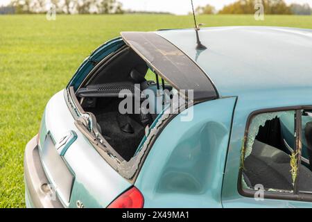 240501Unfall News ID: EN 2024-05-01-2 PKW überschlägt sich auf Landstraße Fahrerin vorsorglich in Klinik eingeliefert Oelsnitz/Erz. Auf der Pflockenstraße zwischen Oelsnitz und Zschocken Hat sich am Mittwochnachmittag gegen 16:30 Uhr ein Verkehrsunfall ereignet. Die Fahrerin eines Renault War in Richtung Zschocken unterwegs, als sie aus noch ungeklärter Ursache ausgangs einer langgezogenen Linkskurve die Kontrolle über ihren Wagen verlor. Der Wagen überschlug sich und kam anschließend auf den Rädern, im Seitengraben zum Stehen. Neben Polizei und Rettungsdienst, kamen auch Einsatzkräfte der Feu Foto Stock