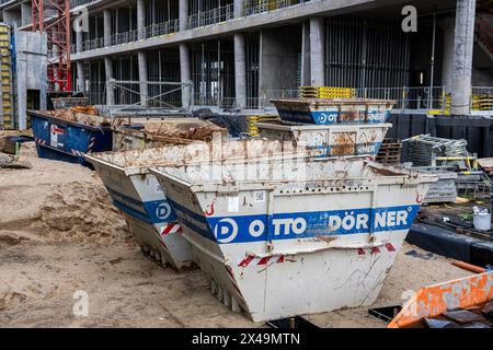 Amburgo, Germania - 01 23 2024: Veduta di un cantiere con grandi contenitori per macerie e un guscio di un edificio sullo sfondo. Foto Stock