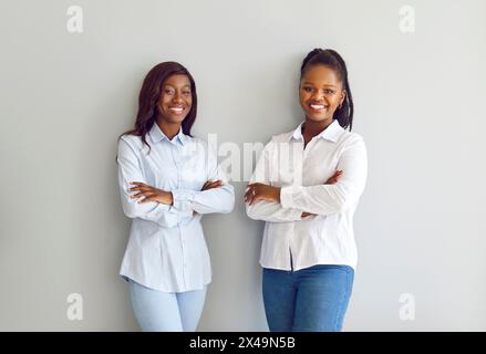 Donne afro americane, amiche sorridenti ritratti felici, giovani impiegati insieme Foto Stock
