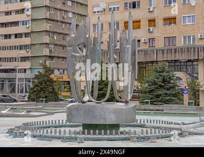 Drobeta Turnu Severin, Romania - 15 marzo 2024: Foto ravvicinata della fontana cinetica senza acqua al Boulevard Carol. Foto Stock