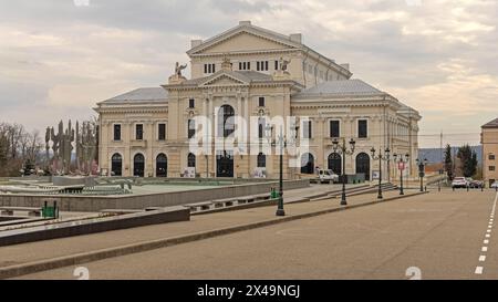 Drobeta Turnu Severin, Romania - 15 marzo 2024: Palazzo culturale Teodor Costescu Performing Theatre al Boulevard Carol i Spring Day. Foto Stock