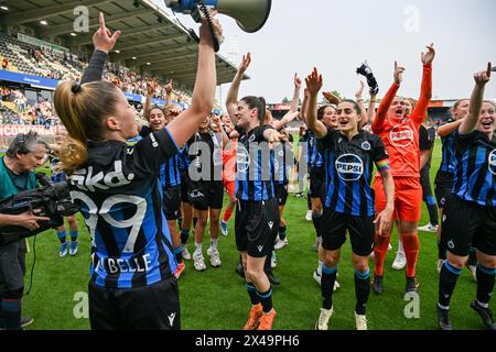 Lovanio, Belgio. 1° maggio 2024. I giocatori del Brugge festeggiano dopo aver vinto una partita di calcio femminile tra l'Oud Heverlee Leuven e il Club Brugge YLA nella finale di Coppa del Belgio, mercoledì 1° maggio 2024 a Lovanio, BELGIO. Crediti: Sportpix/Alamy Live News Foto Stock