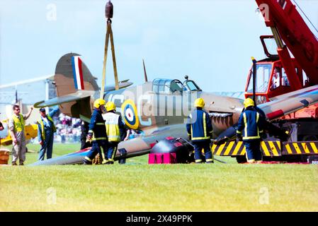 La RAF Battle of Britain Memorial Flight Hawker Hurricane IIC LF363 subì un guasto al carro e finì sul naso dopo l'atterraggio. Recupero in corso che coinvolge una gru e il gonfiaggio di un airbag sotto l'ala Foto Stock