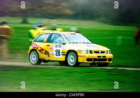 Toni Gardemeister e il co-pilota Paavo Lukander gareggiano con una SEAT Ibiza Kit Car Evo2 attraverso la Special Stage 10 a Towcester durante il Network Q Rally di Gran Bretagna 1998 nella classe A7 del FIA World Rally Championship Foto Stock